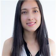 Profesora de química imparte clase y realización de trabajos para niños, adolescentes y universitarios